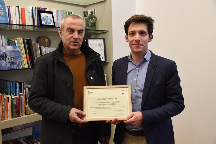 Quentin Brière, Président de l’Agglomération, ainsi que Dominique Mercier, Vice-président en charge de la culture, présentent le diplôme 100% EAC.