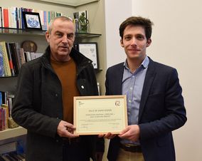 Quentin Brière, Président de l’Agglomération, ainsi que Dominique Mercier, Vice-président en charge de la culture, présentent le diplôme 100% EAC.