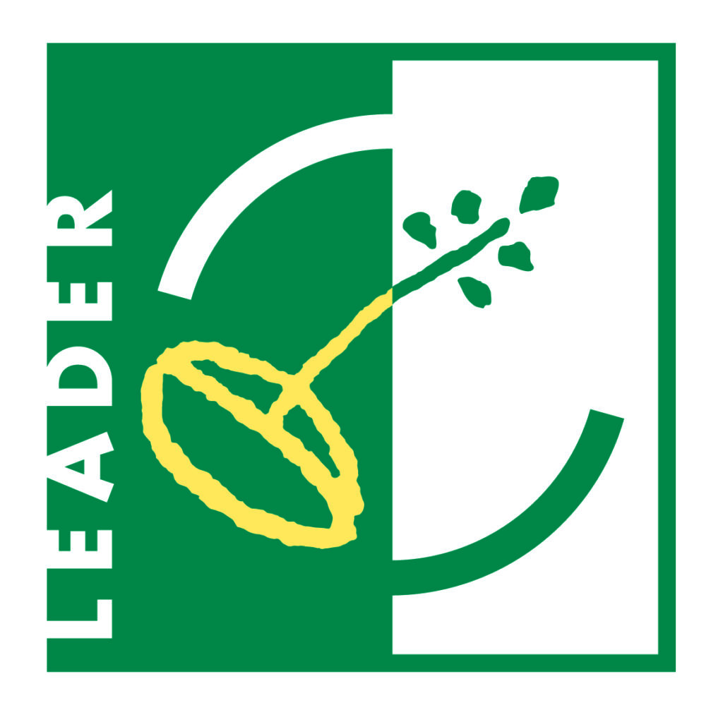 Logo du programme LEADER avec une fleur stylisée sur fond vert et blanc, symbolisant le développement rural européen.